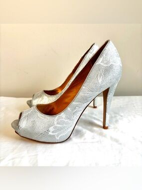 Badgley Mischka Humbie Peep Toe Pumps White Lace Size 7.5